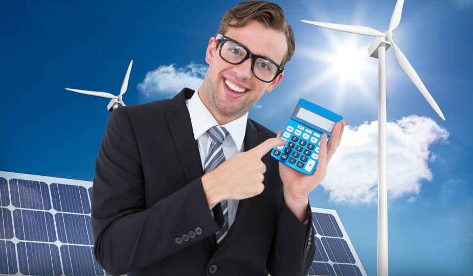 Man med kalkylator